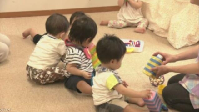 보육시설에 맡겨진 3세 미만 유아들[NHK 캡처]
