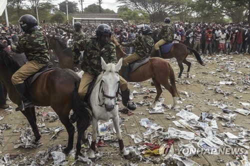취임식장 주변에서 군중을 통제하는 케냐 경찰 [AFP=연합뉴스] 