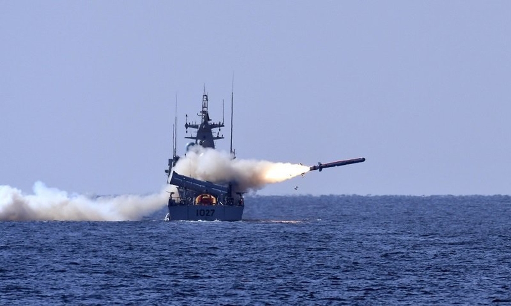 자체개발한 대함미사일을 발사하는 파키스탄 해군[파키스탄 공보부 제공]