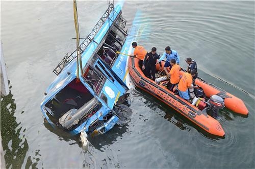 강으로 추락한 버스 (머시다바드 AFP=연합뉴스) 인도 동부 웨스트벵갈주의 머시다바드에서 29일(현지시간) 승객 50여명을 태운 버스가 다리에서 강으로 추락, 최소 36명 이상이 숨지는 사고가 발생했다. 관계자들이 버스를 인양하고 있다. 