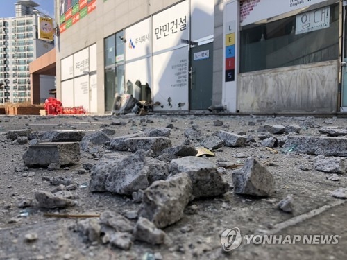 (포항=연합뉴스) 손대성 기자 = 11일 경북 포항에서 규모 4.6 지진이 일어난 뒤 포항시 북구 장성동 한 건물 외벽이 부서져 길에 파편이 떨어져 있다.