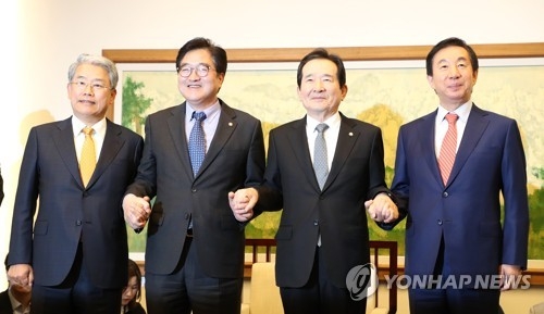 한국당, 개헌투표 시기는 '유연'…권력구조 개편은 '비타협' - 1
