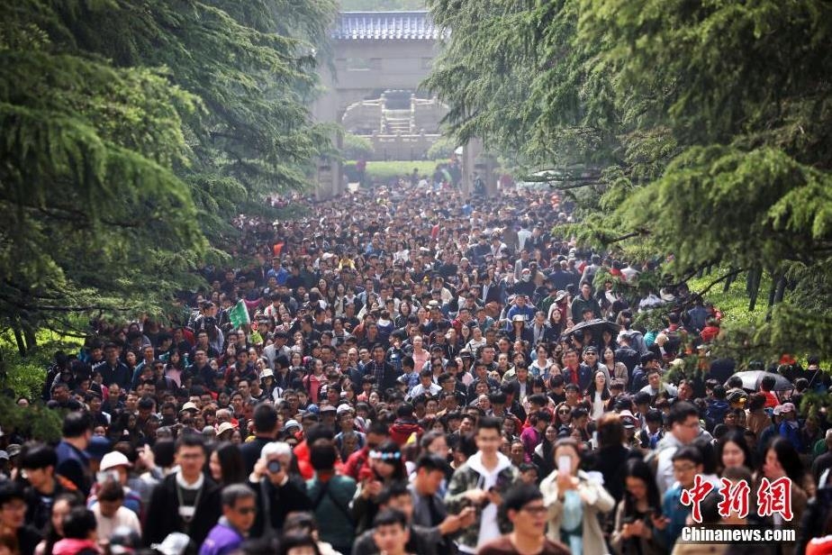 중국 청명절 연휴 난징(南京) 중산릉 찾은 중국 관광객들