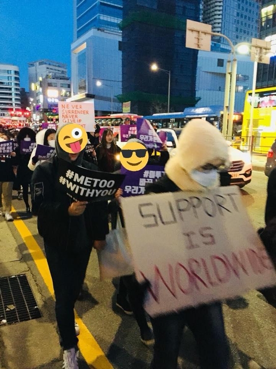 7일 연남동에서 열린 '성차별·성폭력 끝장집회'에서 홍대거리를 행진하는 참가자 