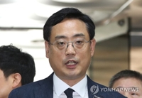 (서울=연합뉴스) 김주성 기자 = 최순실 씨의 태블릿PC 관련 보도가 조작됐다고 주장해온 변희재 미디어워치 대표 고문이 29일 오전 출판물에 의한 명예훼손 등 혐의에 대한 구속영장실질심사를 받기 위해 서울중앙지법 법정으로 향하고 있다. 2018.5.29
