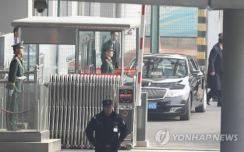 김영남 북한 상임위원장 태운 중국 국빈차량 (베이징=연합뉴스) 김진방 특파원 = 북한의 헌법상 국가수반인 김영남 위원장(왼쪽 세번째)이 쿠바와 베네수엘라를 거쳐 멕시코 대통령 취임식에 참석하는 중남미 순방 일정을 소화하기 위해 20일 경유지인 중국 베이징 서우두 공항에 도착했다. 사진은 김 위원장을 태운 중국 국빈차량. 2018.11.20 chinakim@yna.co.kr(끝)