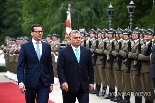 지난 5월 폴란드를 방문한 빅토르 오르반 헝가리 총리(오른쪽)가 마테우시 모라비에츠키 폴란드 총리와 군 의장대를 사열하고 있다. [EPA=연합뉴스]