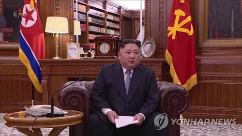 이례적으로 소파에 앉아 신년사 발표하는 김정은 국무위원장