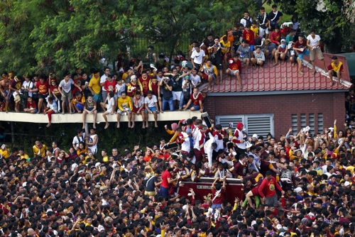 (마닐라 AP=연합뉴스) '블랙 나자렌'(Black Nazarene) 퍼레이드에서 시민들이 퍼레이드를 지켜보고 있다. 