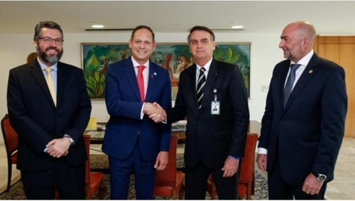 보우소나루 대통령(오른쪽에서 두 번째)이 망명 중인 미겔 앙헬 마르틴스 베네수엘라 대법원장과 미주기구(OAS)의 구스타보 시노제 국제문제 보좌역을 만나 악수하고 있다. [브라질 뉴스포털 G1]