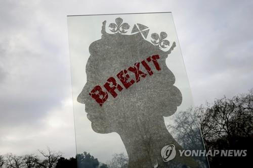 '브렉시트' 낙서 된 엘리자베스 여왕 조형물