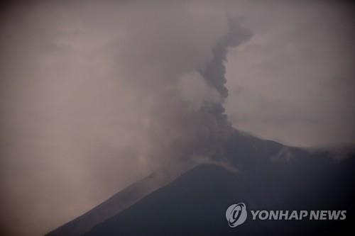 재와 연기를 내뿜는 화산[자료사진] 