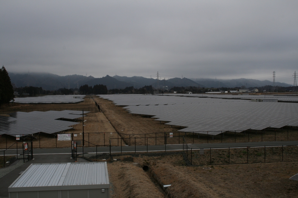 태양광 패널이 뒤덮은 후쿠시마 마을의 논밭