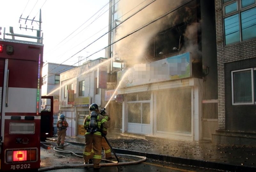 제주 상가주택서 폭발 화재…인명피해 없어(종합)