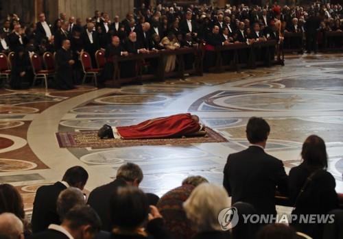 프란치스코 교황이 부활절을 앞둔 성금요일인 19일(현지시간) 바티칸 성베드로 대성당에서 열린 '주님 수난 예식'에 앞서 엎드려 기도하고 있다. [AP=연합뉴스]