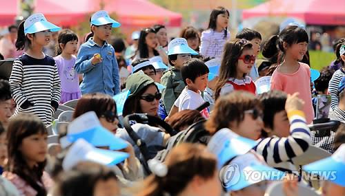"연휴 즐기자" 충북 유원지·어린이날 행사장 '북적'