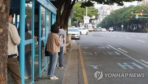 버스 기다리는 시민