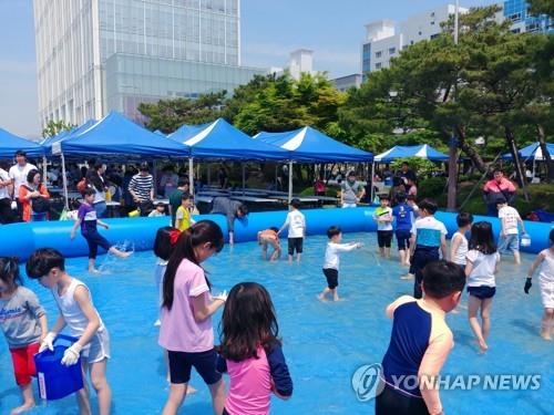 [서울=연합뉴스 자료사진] 어린이날인 5월 5일 경남 창원시 LG전자 창원사업장에서 임직원 및 협력사 어린이 가족이 어린이날 이벤트를 즐기고 있다. LG전자는 지난 4일부터 이틀간 평택과 구미, 창원 사업장을 임직원 및 협력사 가족을 위한 프로그램 행사장으로 꾸몄다. 2019.5.5 [LG전자 제공]