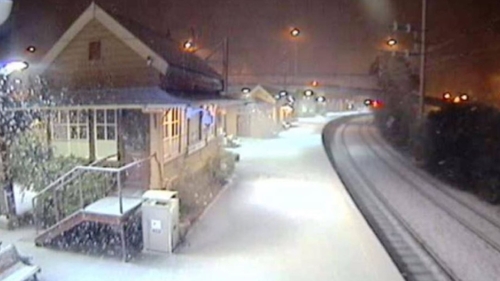 눈으로 덮인 시드니 블루 마운틴 지역의 카툼바 기차역