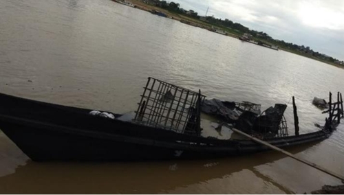 브라질 북부 아크리 주의 주루아 강에서 선박 폭발사고가 일어나 18명이 부상했다. 사고가 난 선박이 반쯤 가라앉은 모습. [브라질 뉴스포털 G1]