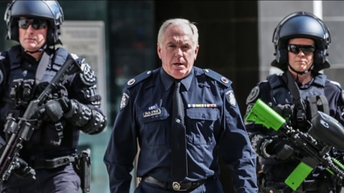 무차별 폭행 피해자가 된 크리스 오네일 호주 빅토리아주 경찰 부청장 (가운데) 