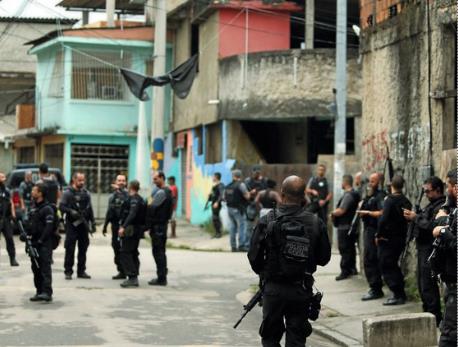 리우 빈민가에 출동한 경찰 병력 [브라질 일간 글로부]