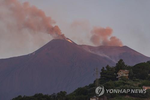 20일 연기를 내뿜고 있는 이탈리아 시칠리아 섬의 에트나 화산 [AP=연합뉴스] 