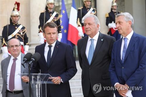 22일(현지시간) 파리 엘리제궁에서 기자회견을 하는 에마뉘엘 마크롱 프랑스 대통령(왼쪽 두번째)[AFP=연합뉴스]