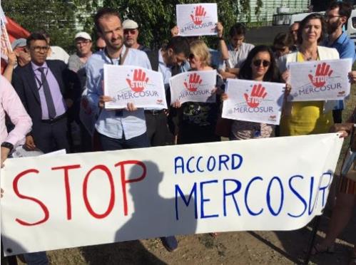 지난주 유럽의회 앞에서 EU-메르코수르 FTA 체결 합의에 반대하는 시위가 벌어졌다. [브라질 뉴스포털 UOL]