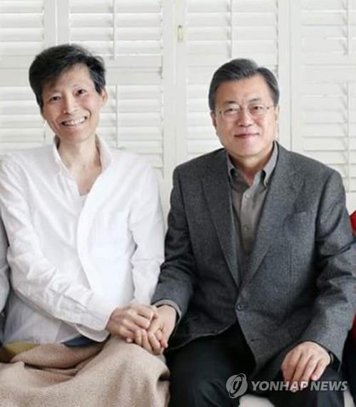문재인 대통령(오른쪽)과 고(故) 이용마 기자