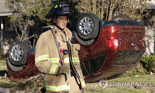 토네이도에 뒤집어진 자동차