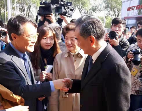 장하성 주중대사, 中외교부 바자회서 왕이 부장과 친교 다져