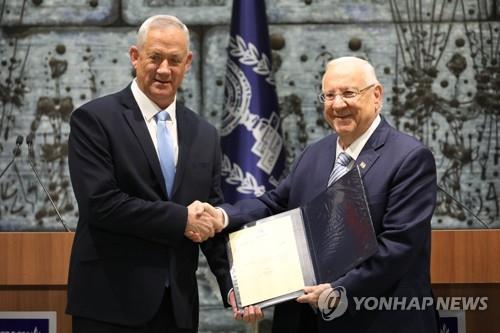 레우벤 리블린 이스라엘 대통령(오른쪽)이 10월 23일(현지시간) 청백당 대표인 베니 간츠(왼쪽)에게 연립정부 구성권을 부여하는 행사 장면.[EPA=연합뉴스]