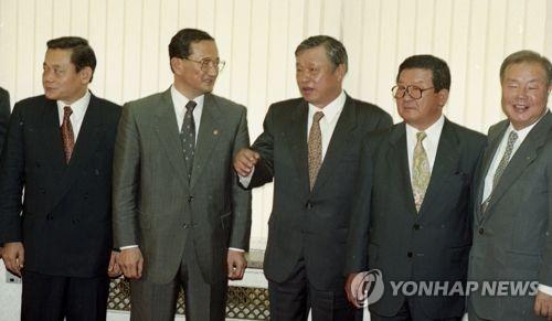 1993년 9월 전경련 회장단의 홍재형 재무장관 초청 간담회. 오른쪽 두번째가 고(故) 구자경 LG 명예회장. [연합뉴스 자료사진]