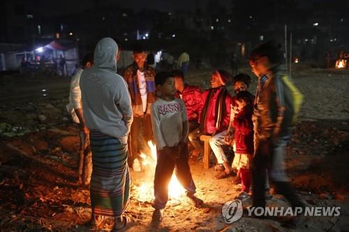 12월 20일 모닥불을 피워 몸을 녹이는 방글라데시 수도 다카의 주민들. [EPA=연합뉴스]