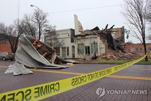 11일(현지시간) 미국 미시시피주 그린빌의 한 가게가 폭풍이 휩쓸고 간 이후 파괴된 모습으로 남았다. [AP=연합뉴스]