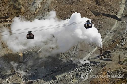 일본 가나가와(神奈川)현 하코네야마(箱根山)의 오와쿠다니(大涌谷) 일대에 설치된 로프웨이 아래에서 화산 가스가 솟아오르고 있다. [교도=연합뉴스 자료사진]