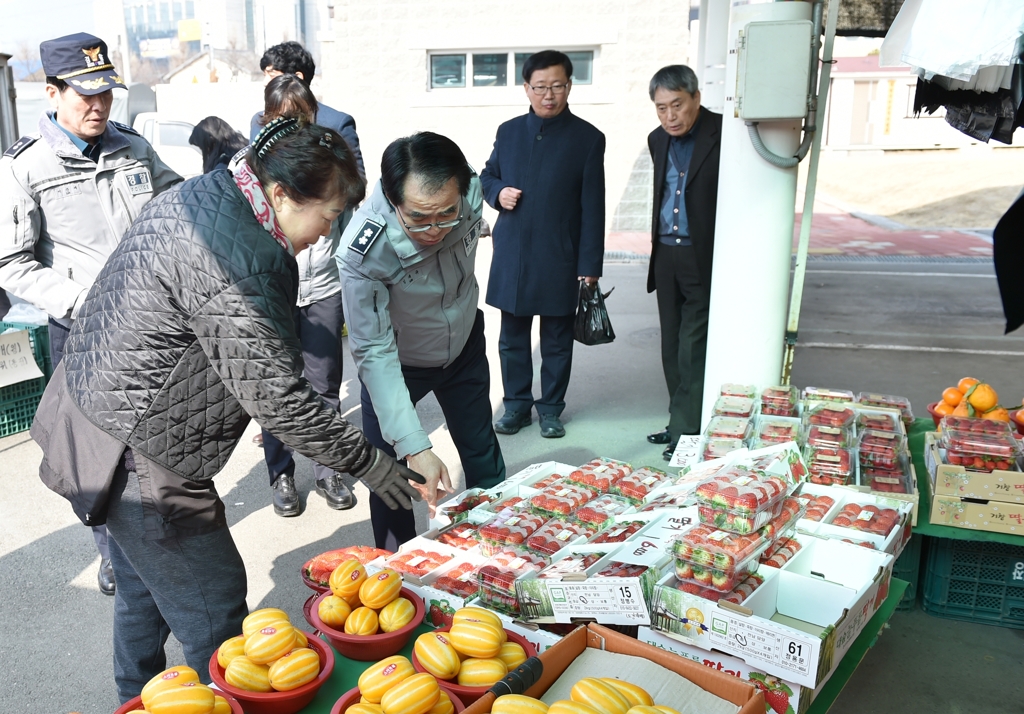 전통시장서 농산물 구매하는 김재규 강원경찰청장 
