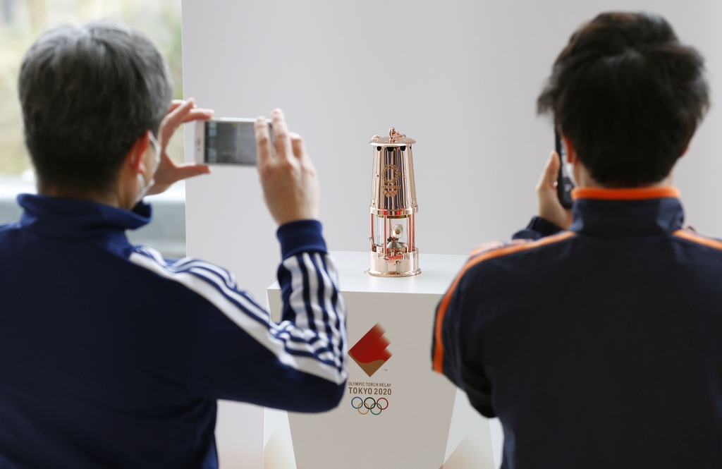 (후쿠시마 교도=연합뉴스) 2일 후쿠시마현 J빌리지에서 일반 공개가 시작된 2020도쿄올림픽 성화를 보러온 사람들이 스마트폰 카메라로 촬영하고 있다. 