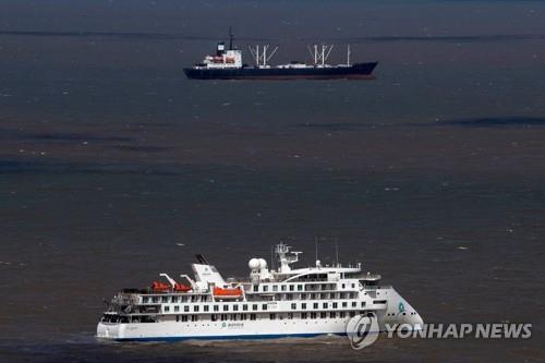 우루과이 몬테비데오 항 주변에 떠 있는 '그레그 모타이머' 호(아래) [AFP=연합뉴스]
