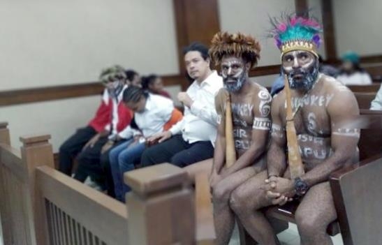 올해 1월 뉴기니섬 전통 '코테카' 차림으로 인도네시 법정에 출석한 파푸아인들