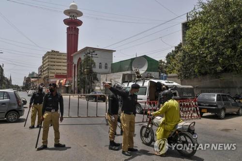 모스크 합동 예배 막는 파키스탄 경찰
