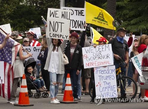 지난 21일 캘리포니아주에서 벌어진 '자택대기령 해제' 촉구 시위