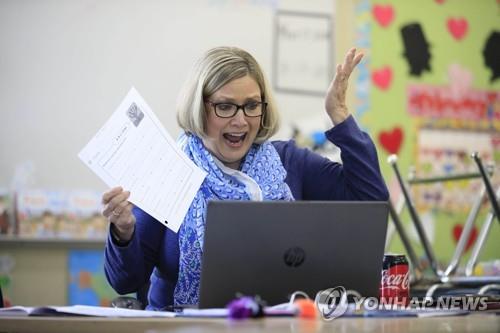 빈 교실에서 온라인 수업을 하는 미국 교사