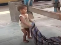 기차역서 숨진 엄마 깨우는 아기…인도 코로나 봉쇄의 비극
