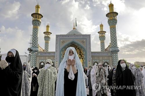 24일 이란 모스크에서 열린 라마단 종료를 기념하는 기도회