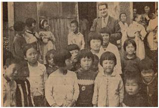 울릉도 병원에 염소 58마리와 의료품을 전달한 어니스트 코르테 부부.(1969년)