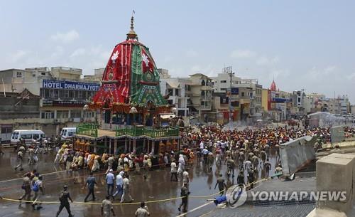 23일 인도 푸리에서 열린 힌두교 축제 '라트 야트라' 행사. [AP=연합뉴스]