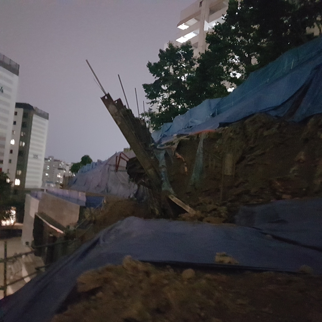 서울 사당동 아파트 흙막이 가시설물 기울어…주민 대피