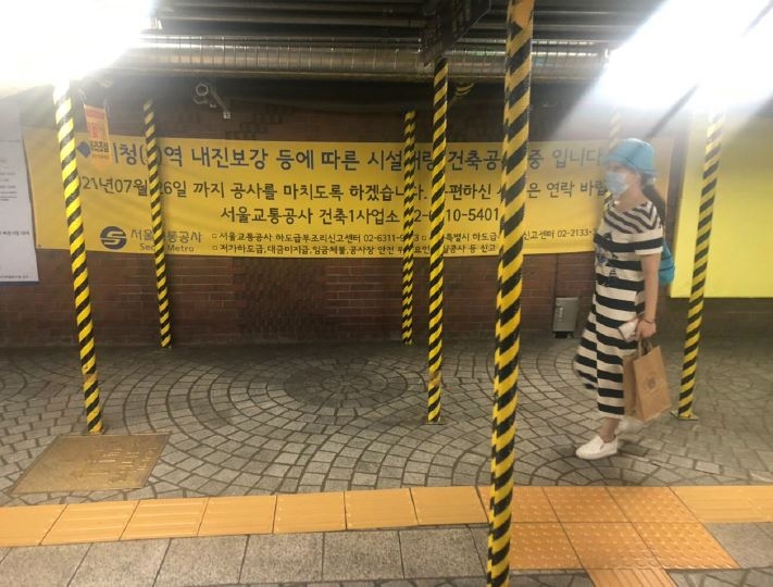 석면 제거 작업을 하는 서울 지하철 2호선 시청역 승강장